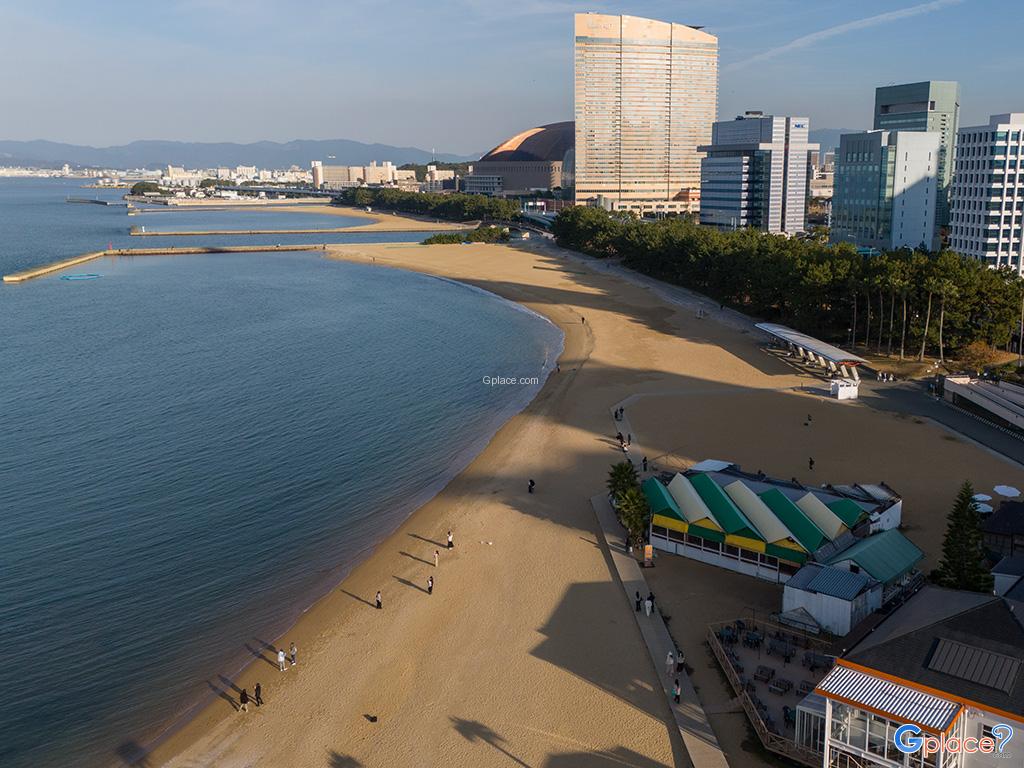 Momochi Seaside Park