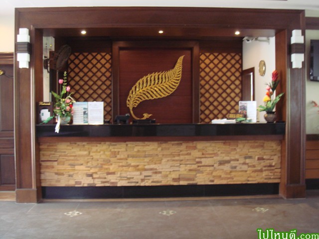 Counter Reception ของทางโรงแรมครับ ตกแต่งด้วย ใบไม้ที่เป็น logo ของโรงแรม