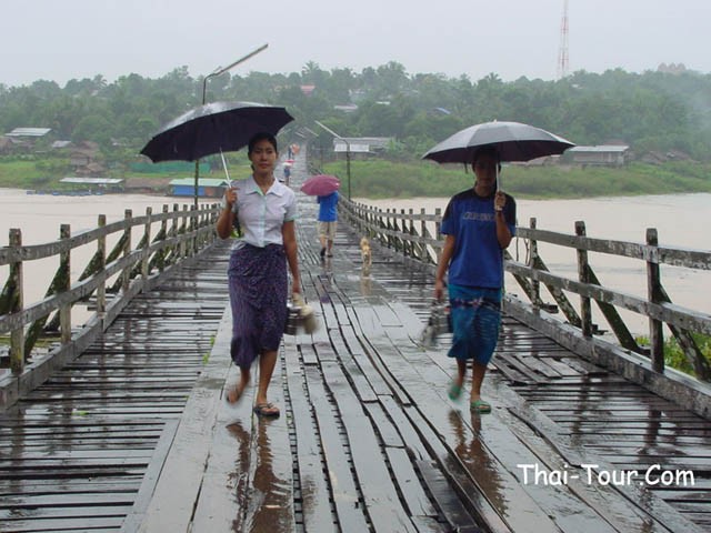 สะพานไม้ที่เชื่อมวิถีชีวิตของสองวัฒนธรรมไทย-มอญไว้ด้วยกัน