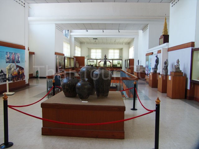 ภายในพิพิธภัณฑ์ จะมีรูปปั้นและของโบราณสมัยก่อน