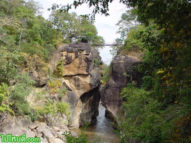 เป็นช่องแคบเขาขาดที่มีหน้าผาหินขนาบลำน้ำ ทำให้เกิดหุบผาลึก ความลึกของหน้าผาวัดจากสะพาน ออบหลวงถึงระดับน้ำปกติประมาณ 32 เมตร ส่วนแคบสุด 2 เมตร ความยาวของช่องแคบประมาณ 300 เมตร ธรรมชาติได้สร้างสรรความน่าพิศวงให้กับแผ่นดินส่วนนี้อย่างมหัศจรรย์

	คำว่า “อ๊อบ” หรือ “ออบ” เป็นภาษาท้องถิ่นหมายถึงช่องแคบ “หลวง” หมายถึง ใหญ่ “ออบหลวง” คือชื่อเฉพาะที่ใช้เรียกช่องแคบหินขนาดยักษ์ที่มีลำน้ำแม่แจ่มบีบตัวแทรกผ่านไป อีกนัยหนึ่งคือ หุบเขา ที่มีสายธารไหลผ่าน (Canyon) ภายในออบ น้ำที่ตกไปกระทบแก่งหินละอองน้ำจะกระจายฟุ้งเสียงดังสนั่นหวั่นไหวตลอดเวลา ลานหินและโตรกผาที่ถูกน้ำอันเชี่ยวกรากกัดกร่อนปีแล้วปีเล่า ทำให้หินมีลักษณะเป็นลวดลายรูปร่างแปลกตาสวยงามมาก ทำให้ผู้ไปเยือนต้องพิศวงว่ากำแพงหินสูงใหญ่ที่ขวางลำน้ำอยู่นั้น แตกทะลุหรือแยกตัวให้น้ำผ่านไปได้อย่างไร