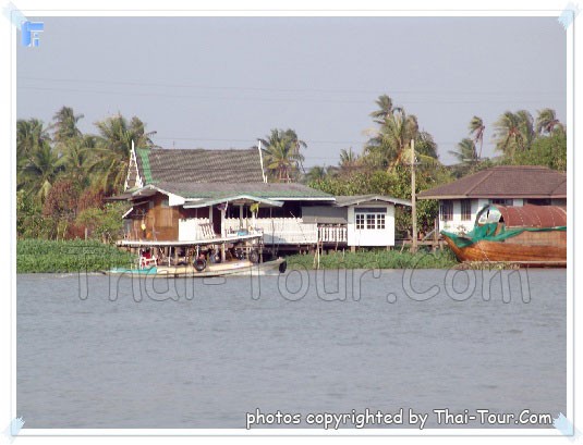 บรรยากาศริมน้ำ ต้องนั่งเรือข้ามฝากจากปากเกร็ด จอดรถใต้สะพานได้ มีที่รับฝากรถเพียบ