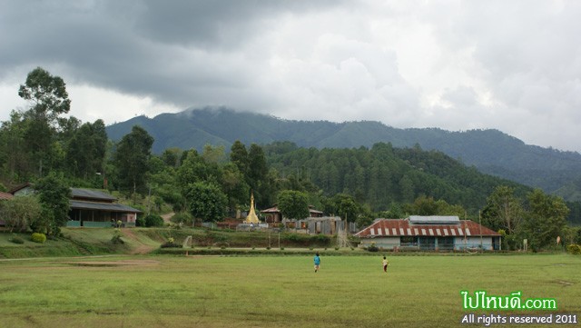 ลานกว้าง สนามฟุตบอล รร.บ้านนาป่าแปก
ในหมู่บ้านชาวเขา เผ่าม้ง