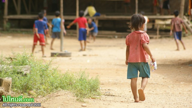 เด็กชาวกระเหรี่ยง กับกิจกรรมในหมู่บ้าน