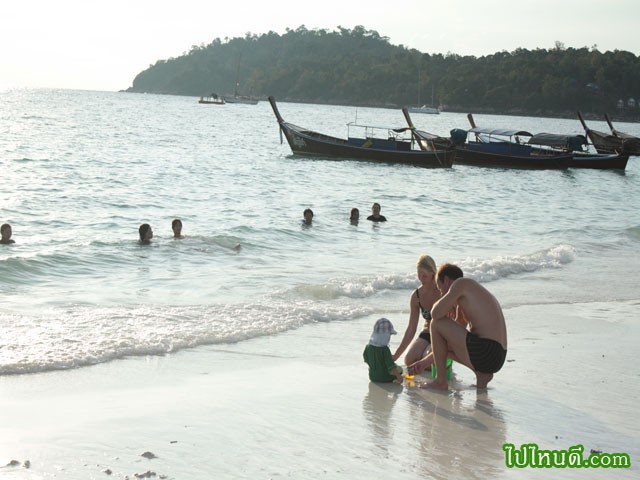  บริเวณหน้าชายหาดพัทยา นักท่องเที่ยวที่มาเที่ยวเกาะมักจะมาเล่นน้ำที่ชายหาด