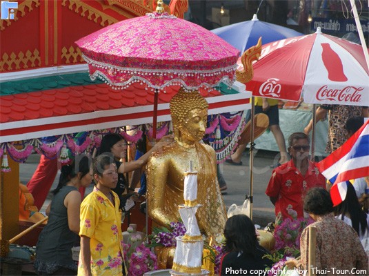ชาวบ้านในตลาดน้ำบางพลีเล่าให้ผมฟังว่า
	หลวงพ่อโตนี่ ศักดิ์สิทธิ์มาก
	หากได้มาในพิธีโยนบัว ขออะไร ก็ได้ทั้งนั้น ควรบนด้วยไข่ต้มถึงจะดี
	
	อันนี้เป็นความเชื่อที่ช่วยจรรโลงวัฒนธรรมอันดีของชาวพุทธ(มอญ)ไว้ตลอดขนบธรรมเนียมต่างๆ ไทยทัวร์ขอร่วมอนุรัษณ์ประเพณีงามอันนี้ไว้ด้วย
	--------------

	ภาพ หลวงพ่อโตในขบวนเรือ วันที่ 13 ค่ำเดือน 11 ก่อนพีธีแห่ 1 วัน