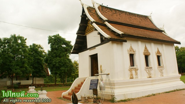 นอกจากนี้ วัดพระฝางยังมีอุโบสถมหาอุด (มีประตูทางเข้าบานเดียว) อยู่ด้านทิศตะวันตกของกลุ่มโบราณสถาน ตัวอุโบสถมีสถาปัตยกรรมสมัยอยุธยาที่มีเอกลักษณ์เฉพาะตัว