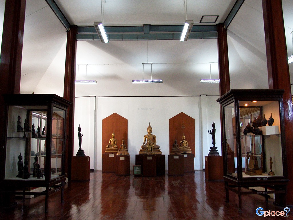 ชั้นบน จัดแสดงศิลปวัตถุและโบราณวัตถุที่เกี่ยวข้องพระพุทธศาสนา