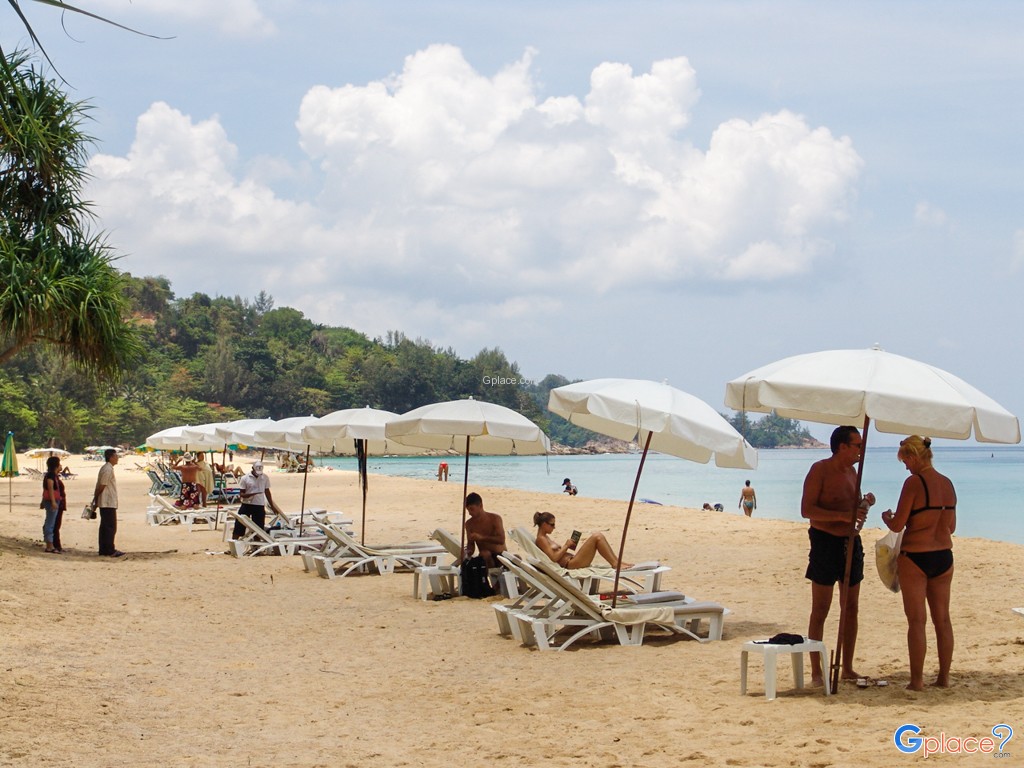 วิ่งเล่นจนเหนื่อย ขอนอนพักบนเก้าอี้ที่ทาง Naithonburi Beach Resort จัดเตรียมไว้ให้