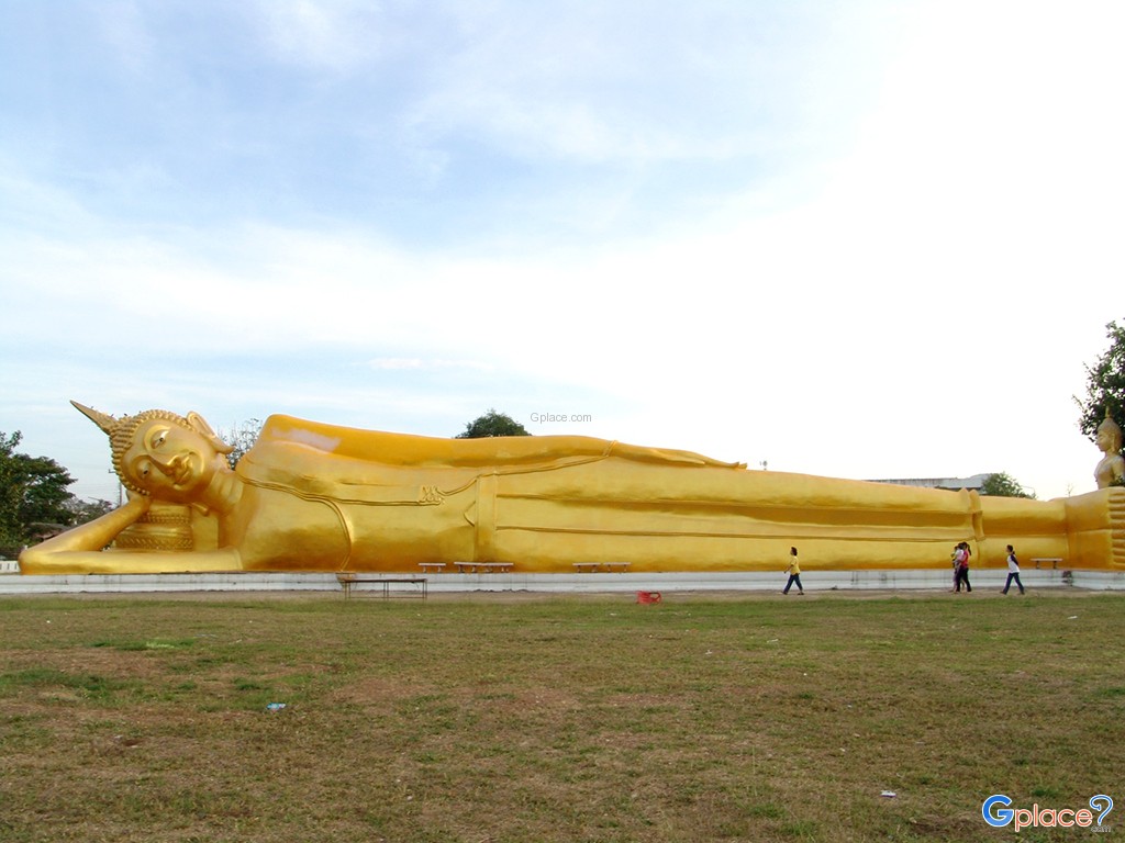 พระพุทธไสยาสน์วิเชียรบุรีศรีรัตนมิ่งมงคล 	ใหญ่ที่สุดในจังหวัด มีความยาว 50 เมตร สูง 5 เมตร