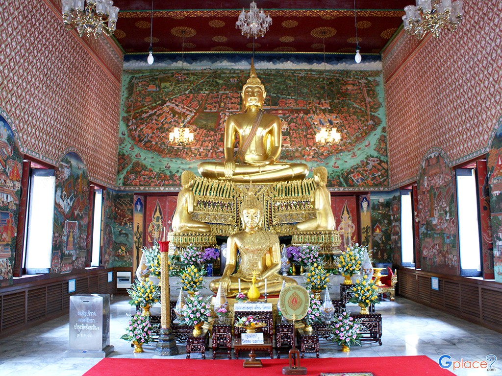 พระปรางค์
อยู่ด้านในพระวิหาร พระบาทสมเด็จพระนั่งเกล้าเจ้าอยู่หัวทรงโปรดเกล้าฯ ให้สร้างขึ้นบริเวณสถานที่พระราชสมภพของพระบาทสมเด็จพระพุทธเลิศหล้านภาลัย เพื่อบรรจุพระบรมสรีรังคารและพระบรมอัฐิบางส่วนของพระราชชนก