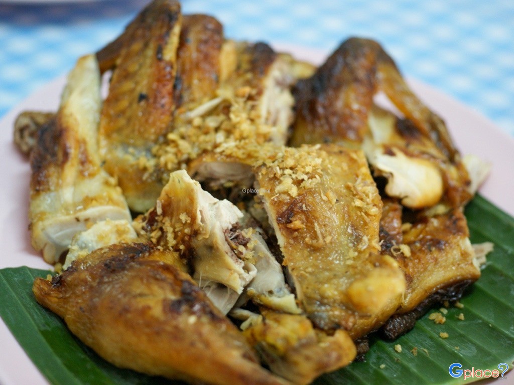 ไก่ย่างหั่นใส่จาน โรยด้วยกระเทียม