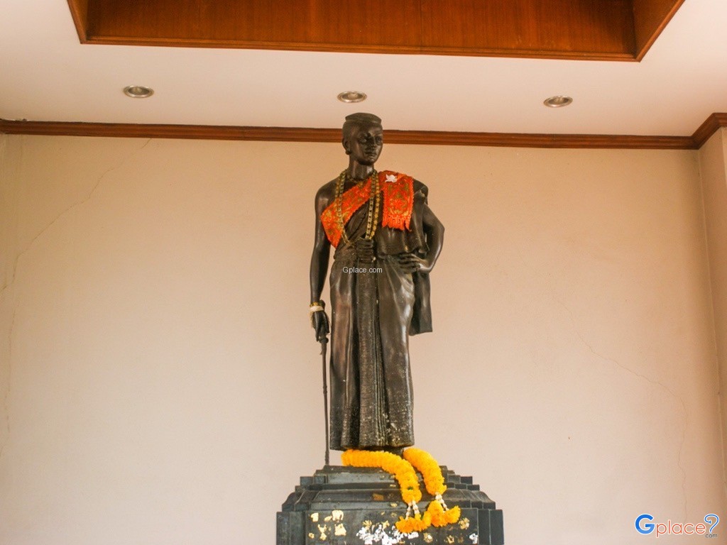รูปปั้นท้าวสุรนารีในศาลา