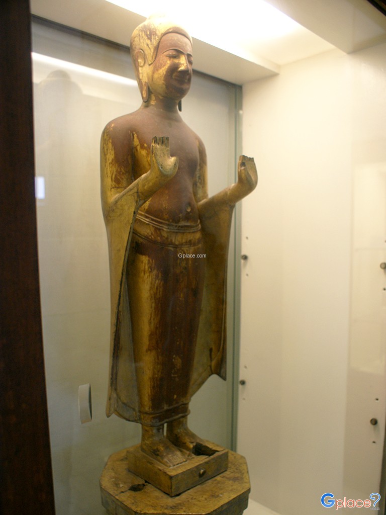พระพุทธรูปประทับยืนปางประทานอภัย ศิลปะอยุธยา พุทธศตวรรษที่ 24 
สมเด็จพระมหาวีรวงศ์ (อ้วน ติสโส) ประทาน