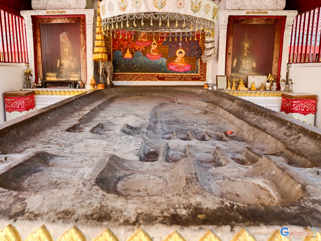 วิหารพระบาทสี่รอย
ตั้งอยู่หลังวิหารพระพุทธ ภายในประดิษฐานรอยพระพุทธบาทจำลองมาจากอำเภอแม่ริม จังหวัดเชียงใหม่