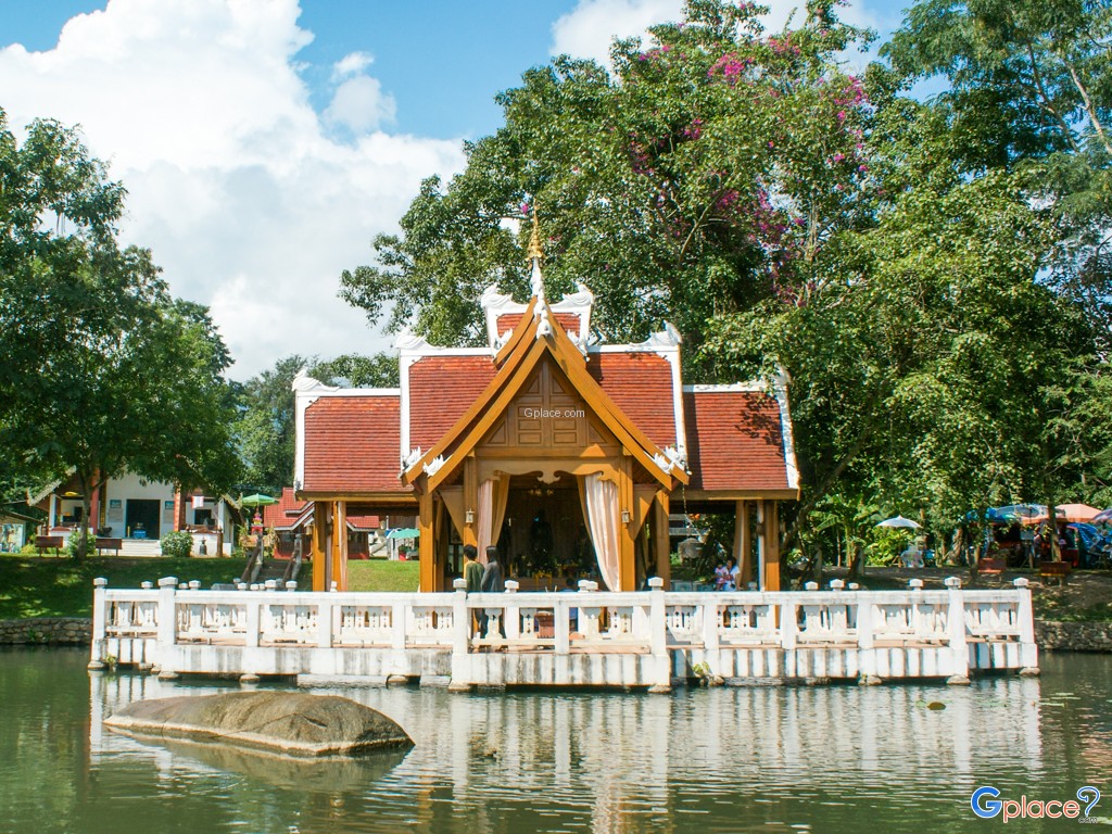 ศาลากลางน้ำ ภายใน มีรูปปั้น องค์ดำ องค์ขาว และพระสุพรรณกัลยา