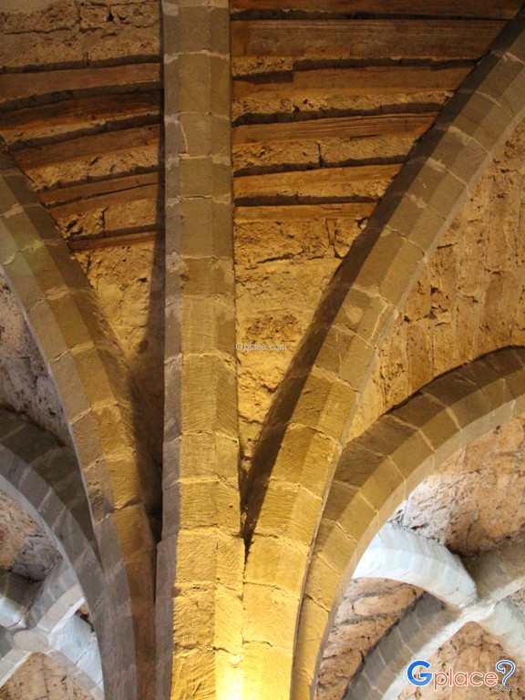 โครงสร้างด้วยไม้เหน้อเสา สร้างในสมัยยุคกลาง ยังคงหลงเหลือให้เห็นอยู่บ้าง