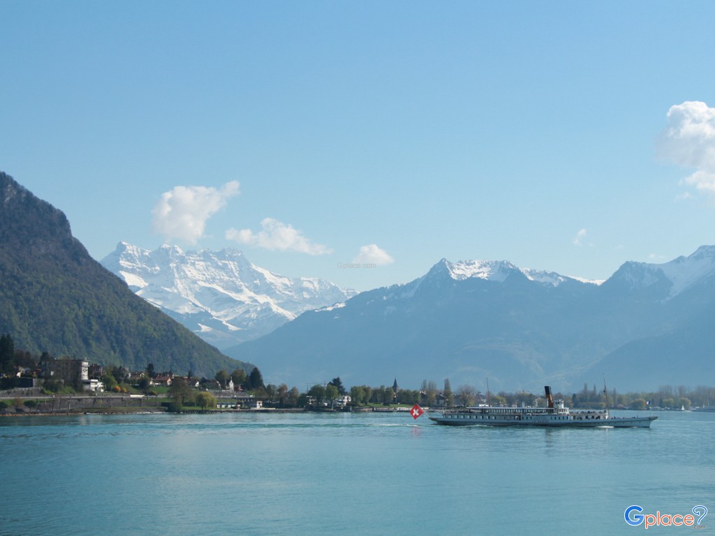 เรือที่มาส่งผมกำลังไปแล้ว...ได้ถ่ายแบบเต็มลำซะที 
รถกลจักไอน้ำรุ่นอนุรักษ์ คลาสิกดีเมื่อฉากพื้นหลังคือเทือกเขาแอลป์ภูเขาหิมะ