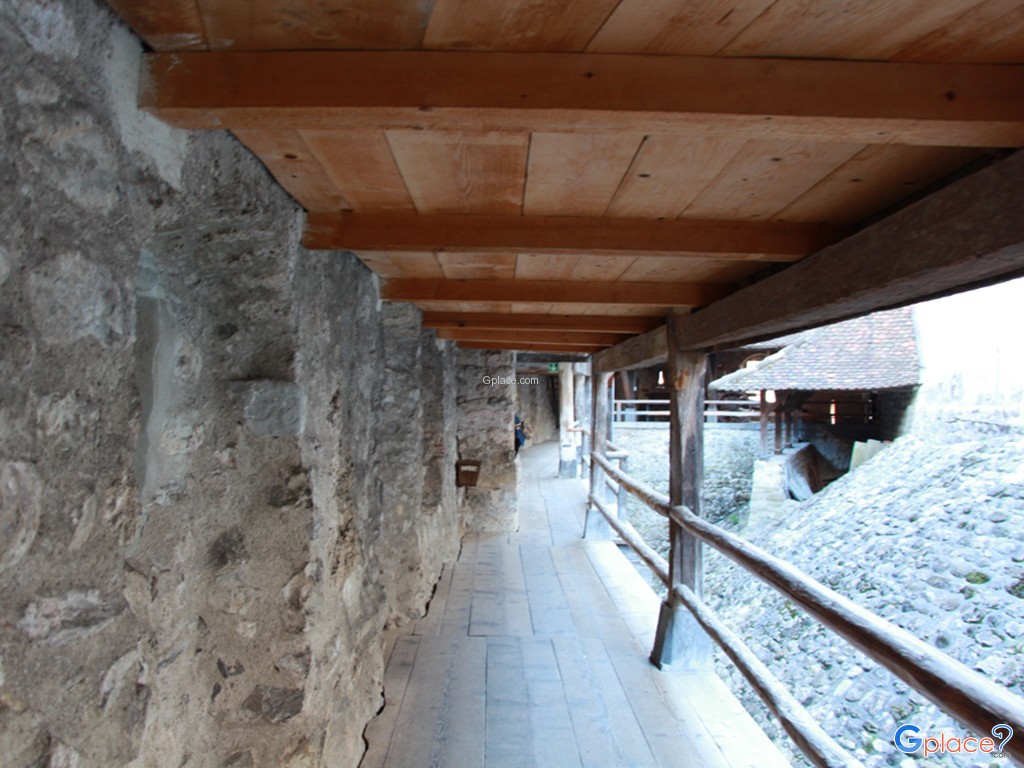 ทางเดินตามแนวกำแพงปราสาท(ด้านใน - ชั้นบน)