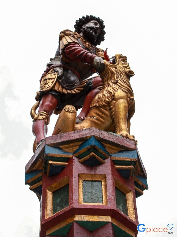 รูปปั้นและน้าพุ จุดที่ 2
ซิมซันผู้ฆ่าสิงห์ The Simsonbrunnen or Samson แสดงถึงเรื่องราวในพระคัมภีร์ไบเบิลของแซมซั่นฆ่าสิงโตที่พบในตอน 14:5-20 

อ้างอิงถึงเรื่องแซมซั่นเกิดมาเพื่อจากมารดาผู้เป็นหมัน เสมือนพระเจ้าประธานบุตรชายให้แต่มีเงื่อนไขว่าเขา (แซมซั่น) ต้องละเว้นจากการดื่มแอลกอฮอล์ และอย่าให้เขาต้องด้วยมีดโกนหรือตัดเส้นผมของเขา อยู่ภายใต้เงื่อนไขเหล่านี้ทำให้แซมซั่นมีความแข็งแรงมาก 

ในวัยหนุม่เขาตกหลุมรักกับผู้หญิงชาวปาเลสไตน์และแต่งงานกับเธอ ในขณะนั้นชาวปาเลสไตน์ได้ปกครองอิสราเอลอยู่ การแต่งงานของเขากับหญิงที่รักจึงเป็นเหตุให้ครอบครัวของเขากังวลมาก แต่เขาก็มุ่งมันในความรักและเดินทางไปเพื่อแต่งงาน ในระหว่างทางเขาได้ต่อสู้กัลสิงโตและฆ่ามันลงได้ด้วยความแข็งแกร่ง