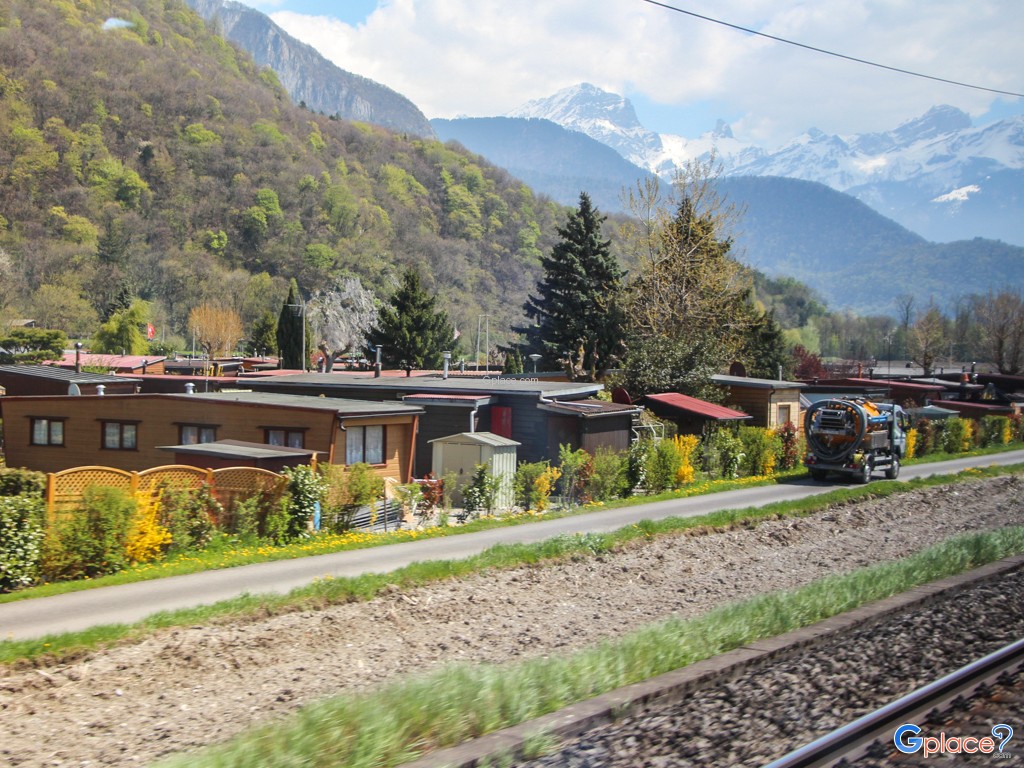 In the other side of the lake are mountains.  Montreux is a little city with French speaking, but plenty of attractive tourist places.  Far away from Montreux, Lavaux is another highlighted places coz the renowned vineyard - UNESCO.