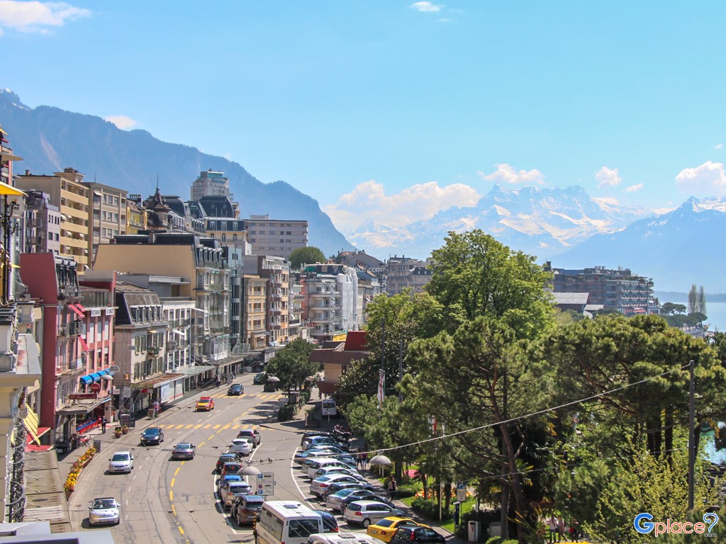 Arrived at Montreux, the train station is on the hill, so I could view part of the town.  I stayed in Montreux for 2 nights.  Coming here with a number of luggages, I'd better check in first, so getting down and finding a bus stop.