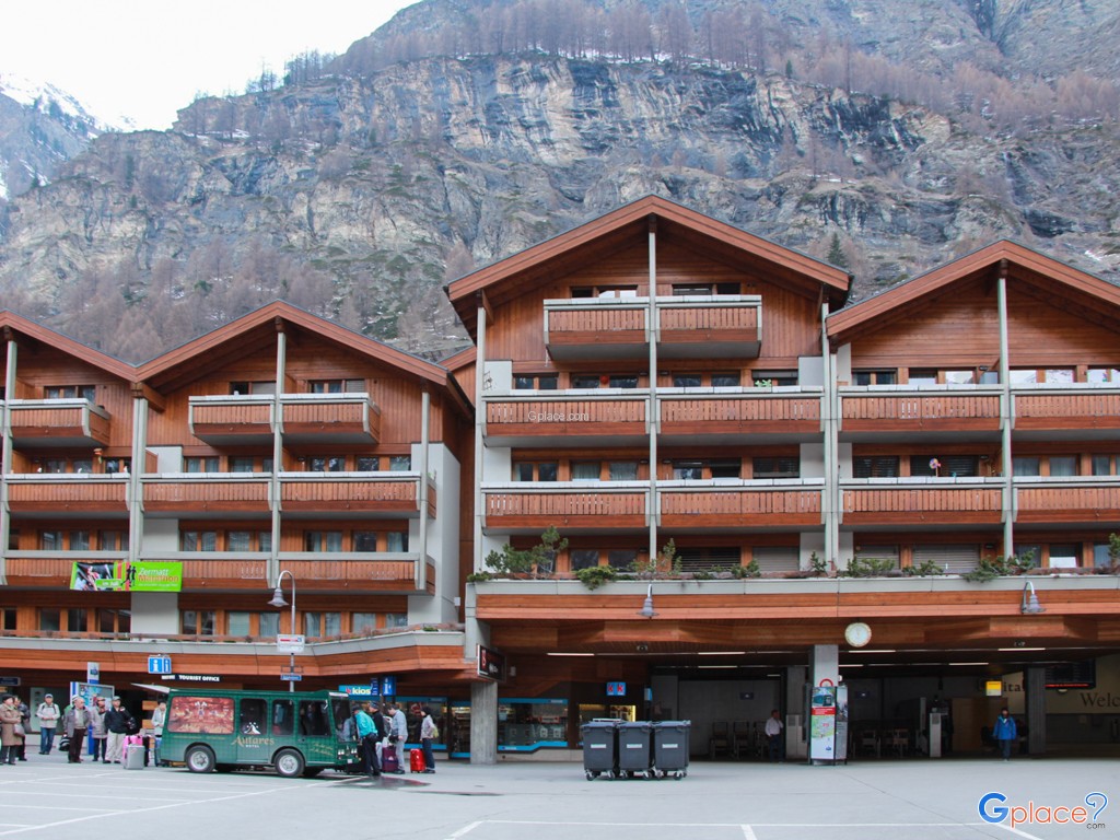 Finally I arrived at Zermatt - Ski resort town on the foot hill of Matterhorn.  Many tourists must fall in love with Zermmat especially during the winter season.
Find web cam of Zermatt:
http://www.zermatt.ch/th/page.cfm/service/webcams