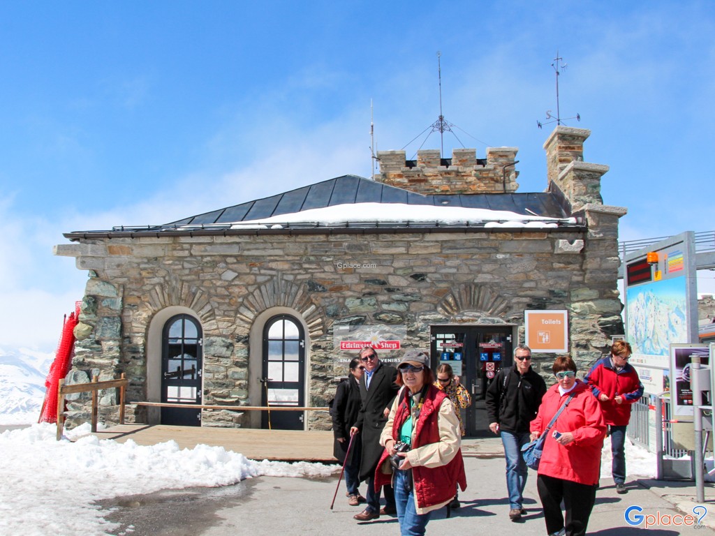 ลานหน้าสถานี Gornergrat ระหว่างรอเวลา