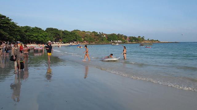 หาดวงเดือน ที่เป็นรูปจันทร์เสี้ยว ผู้คนพลุกพล่านไม่ต่างกับหาดทรายแก้วเลย