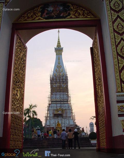 องค์พระธาตุพนมจากประตูทางเข้า