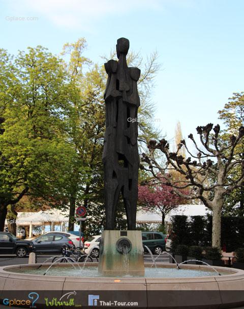 now at 6.40 pm, it's time to get to the Old Town otherwise the shops would be closed. I was here at this fountain...unknown name. Find the Old Town http://en.gplace.com/geneva-old-town