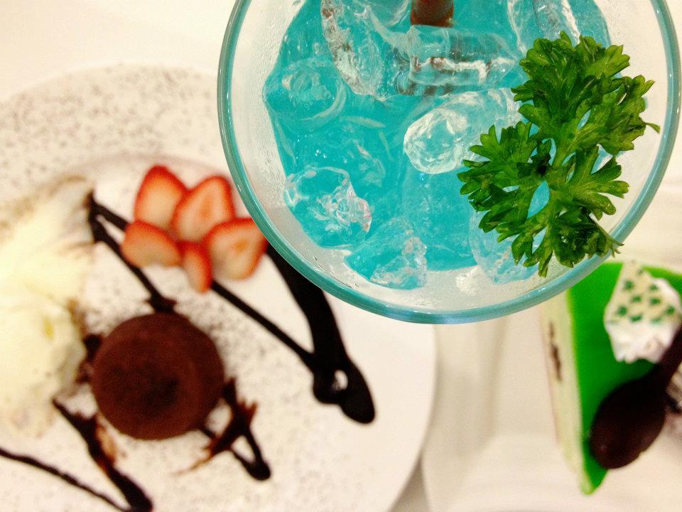 มารองดูเครื่องดื่ม แนะนำเป็น Chocolate Lava (ช็อคโกแลต ลาวา), Blue Lemon (บลูโซดาเย็น), Redbean Greentea Cake (เค้กชาเขียวถั่วแดง)