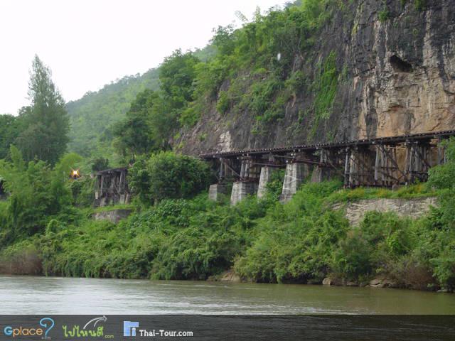 ทางรถไฟแถวบ้านเก่า....สวนไทรโยค ผมกำลังรอจังหวะที่รถไฟมา....