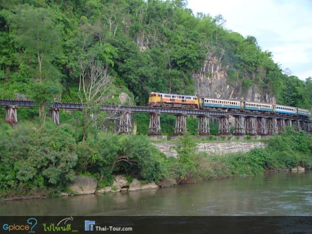 ไม่ได้จะหาถ่ายภาพนี้กันได้ง่ายๆ น่ะครับ
รถไฟขบวนแรกของวันจาก กทม ไปสุดสายที่ สถานีน้ำตก อ.ไทรโยค