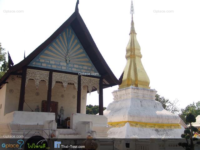 ฐานด้านทิศตะวันออกและตะวันตกกว้าง 10.90 เมตรเท่ากัน รอบองค์พระธาตุมีกำแพงแก้วล้อมรอบ ทั้ง 4 ด้าน สูง 1.20 เมตร กำแพงแก้วห่างจากองค์พระธาตุโดยเฉลี่ย 2.30 เมตร ทุกด้านมีประตูเข้าออก ด้านทิศเหนือ 2 ช่อง และทิศใต้ 2 ช่อง กว้างช่องละ 1 เมตร ตำนานพระธาตุขามแก่น ประมาณ พ.ศ. 3 พระมหากัสสปได้นำเอาพระอุรังคธาตุของพระ พุทธเจ้ามาประดิษฐานที่ภูกำพร้าและได้สร้างองค์พระธาตุพนมขึ้น พระยาหลังเขียวโมรียกษตริย์ทราบ ข่าวดังนั้น เกิดศรัทธาใคร่นำพระอังคารมาบรรจุไว้ด้วยกัน จึงได้เดินทางมาพร้อมกับข้าราชบริพาร และพระอรหันต์ทั้ง 9 องค์