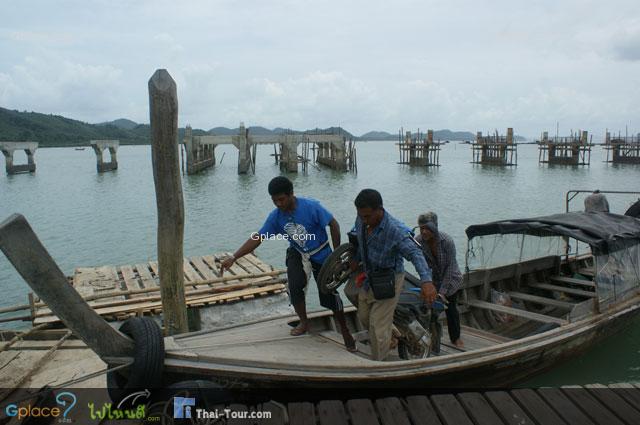 ถึงแล้ว...ท่าเรือเกาะยาวใหญ่
เอามอเตอร์ไซด์ขึ้นท่าให้ด้วย