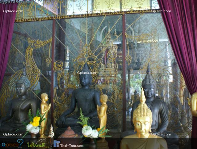 หลังองค์พระในห้องกระจก คือ พระธาตุ