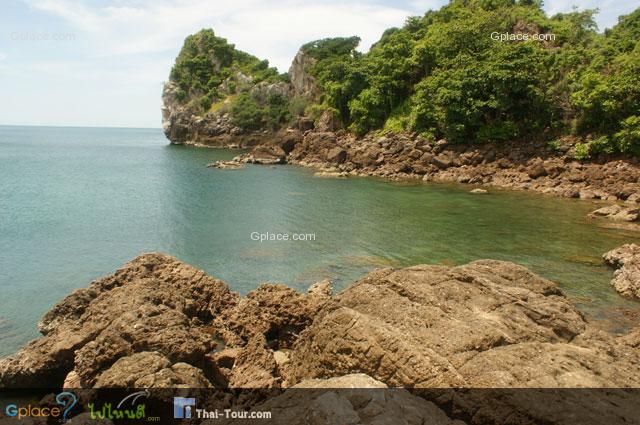 สุดปลายแหลม โขดหินเยอะ บริเวณถ่ายรูปสวย แต่ไม่เหมาะเล่นน้ำ