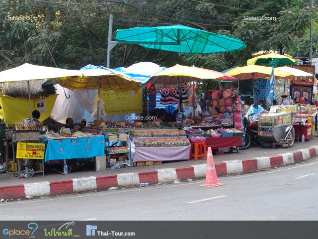 แผงขายของหน้าวัด
สินค้าส่วนใหญ่เป็นพืชผลไม้เมืองหนาว