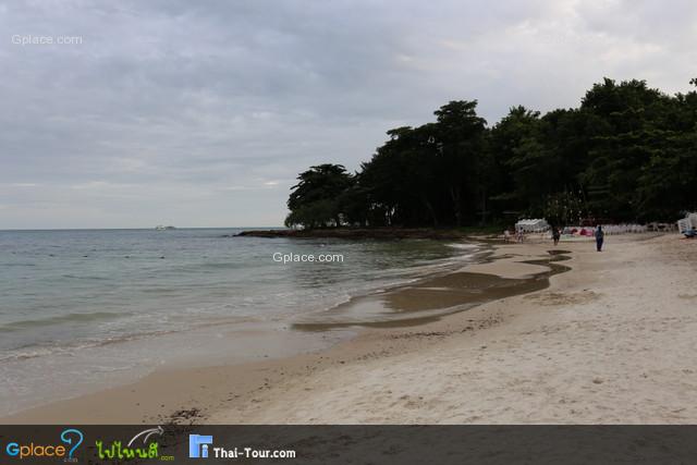 ทะเลอาจไม่ขาวสะอาดเหมือนหาดทรายแก้ว แต่คนเยอะเลยทีเดียวหาดนี้