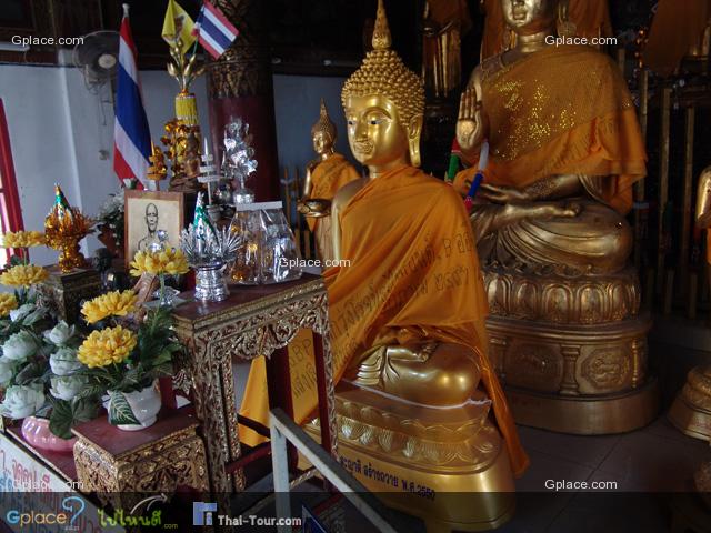 พระเจ้าทันใจ ในวิหารพระทันใจ 
ตั้งอยู่ทางทิศตะวันตกขององค์พระธาตุหริภุญชัย ภายในประดิษฐานพระทันใจ ซึ่งเป็นพระพุทธรูปยืนซึ่งถือว่าเป็น พระพุทธรูปศักดิ์สิทธิ์ที่สามารถบันดาลให้ผู้ที่กราบไหว้สมหวังทันใจ