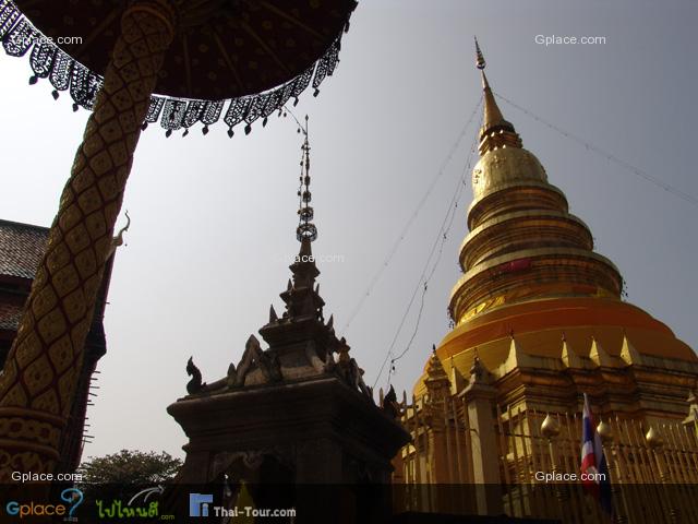 ไปลำพูนหากไม่ได้ไปกราบไหว้พระธาตุหริภุญชัยแล้วก็เหมือนกับว่ายังไปไม่ถึงลำพูน
วัดพระธาตุหริภุญชัยเป็นที่รู้จักดีในหมู่คนไทย โดยเฉพาะอย่างยิ่งชาวลานนาไทย เพราะว่าวัดนี้เป็นวัดที่มีความสำคัญมากที่สุดของจังหวัดลำพูน