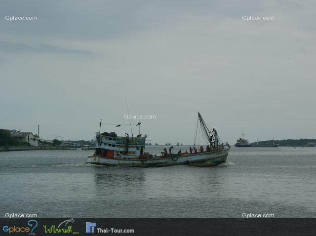 เรือประมง ที่ปากอ่าว ท่าฉลอม