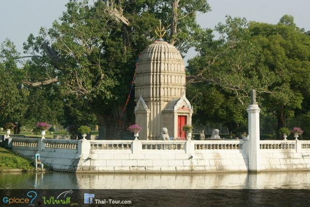 หอเหมมณเฑียรเทวราช หรือ ศาลพระเจ้าปราสาททอง สร้างขึ้นเมื่อประมาณ พ.ศ. 2415 - 2419 มีลักษณะเป็นปรางค์ศิลา ซึ่งจำลองแบบจากปรางค์ขอม ภายในประดิษฐานเทวรูปพระเจ้าปราสาททอง ตั้งอยู่ ณ ริมสระน้ำใต้ต้นโพธิ์