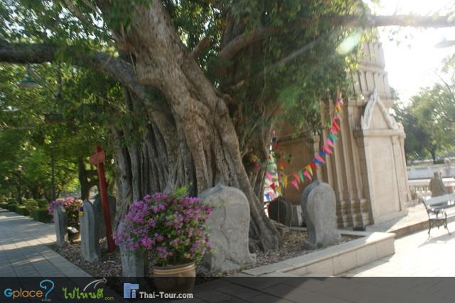 พระบาทสมเด็จพระจุลจอมเกล้าเจ้าอยู่หัว ทรงพระกรุณาโปรดเกล้าฯ ให้สร้างหอเหมมณเฑียรเทวราชขึ้นในระหว่างปี พ.ศ. 2415 - 2419 ต่อมา มีการสร้างในครั้งที่ 2 เมื่อปี พ.ศ. 2423 เนื่องจากเหตุการณ์เรือพระประเทียบของสมเด็จพระนางเจ้าสุนันทากุมารีรัตน์ล่ม เป็นเหตุให้พระองค์สวรรคตพร้อมพระราชธิดาและพระราชโอรส(ธิดา)ในพระครรภ์ ดังนั้น พระบาทสมเด็จพระจุลจอมเกล้าเจ้าอยู่หัวจึงทรงพระราชวิตกว่า สมเด็จพระเจ้าลูกยาเธอ เจ้าฟ้ามหาวชิรุณหิศ จะทรงได้รับอันตรายจึงทรงบนว่าถ้าสมเด็จพระเจ้าลูกยาเธอ เจ้าฟ้ามหาวชิรุณหิศปลอดภัยจากการเดินทางในครั้งนี้จะทรงสร้างศาลถวายใหม่
เมื่อสมเด็จพระเจ้าลูกยาเธอ เจ้าฟ้ามหาวชิรุณหิศทรงปลอดภัยจากการเดินทาง จึงทรงพระกรุณาโปรดเกล้าฯ ให้ก่อสร้างศาลขึ้นมาใหม่ แล้วเสร็จเมื่อปี พ.ศ. 2432