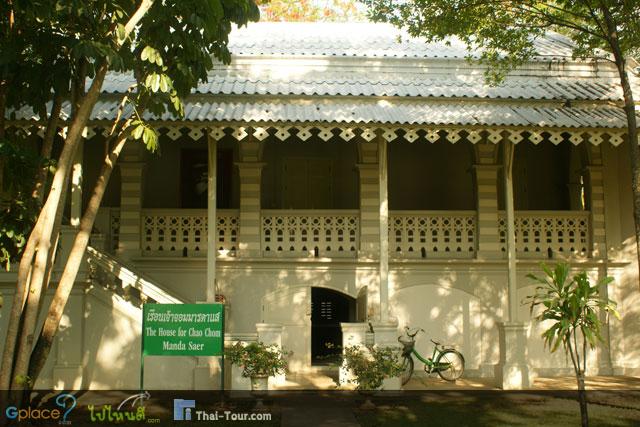 เรือนที่พักของเจ้าจอมมารดาแส โรจนดิศ เป็นเจ้าจอมมารดาในพระบาทสมเด็จพระจุลจอมเกล้าเจ้าอยู่หัว ตัวอาคารก่ออิฐถือปูน มี 2 ชั้น ชั้นบนมี 3 ห้องนอน 3 ห้องน้ำ แต่ละห้องมีประตูเข้าด้านหน้า

เรือนเจ้าจอมมารดาแส ตั้งอยู่ระหว่างพระตำหนักสมเด็จพระปิตุจฉาเจ้าสุขุมาลมารศรี พระอัครราชเทวีและเรือนเจ้าจอมเอี่ยม เอิบ อาบ เอื้อน และเจ้าจอมมารดาอ่อน