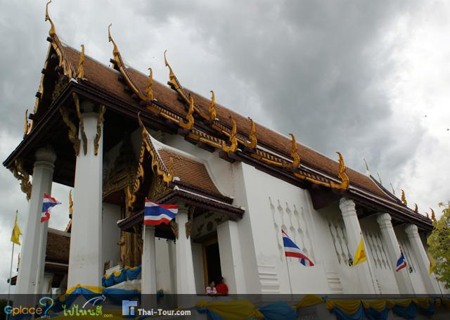 พระอุโบสถมีขนาดยาว 50 เมตร กว้าง 16 เมตรเป็นแบบอยุธยาตอนต้นซึ่งมีเสาอยู่ภายใน