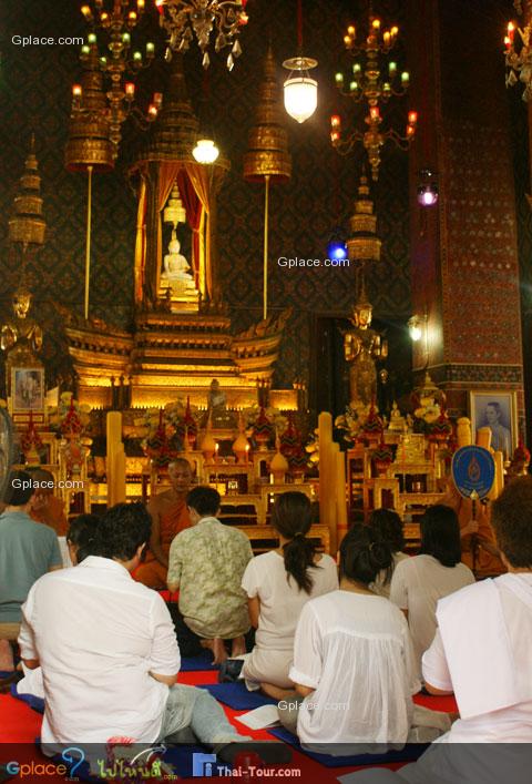 พระประธานนั้นสร้างด้วยศิลาขาวบริสุทธิ์ เรียกว่า “หลวงพ่อขาว” อัญเชิญมาจากพระบรมมหาราชวัง พระบาทสมเด็จพระเจ้าอยู่หัว รัชกาลปัจจุบัน เฉลิมพระนามว่า 