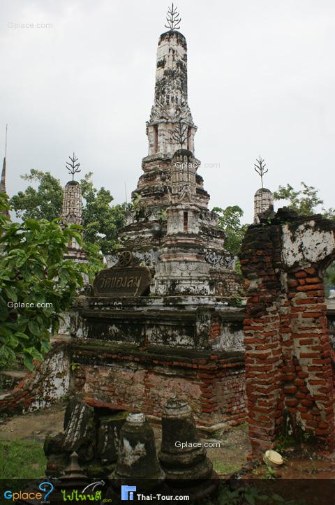 เดินเข้ามาทางด้านใน ใกล้ริมแม่น้ำ พระปรางค์เก่าๆ