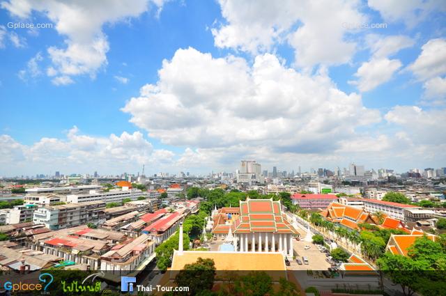 เดินขึ้นไปบนยอด วัดสระเกศราชวรมหาวิหาร ประมาณ 5 นาทีได้ เพราะมันร้อนต้องวิ่งๆ แต่หันไปดูวิวเลยถ่ายมา